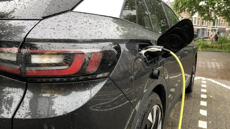 Elektroauto laden im Regen