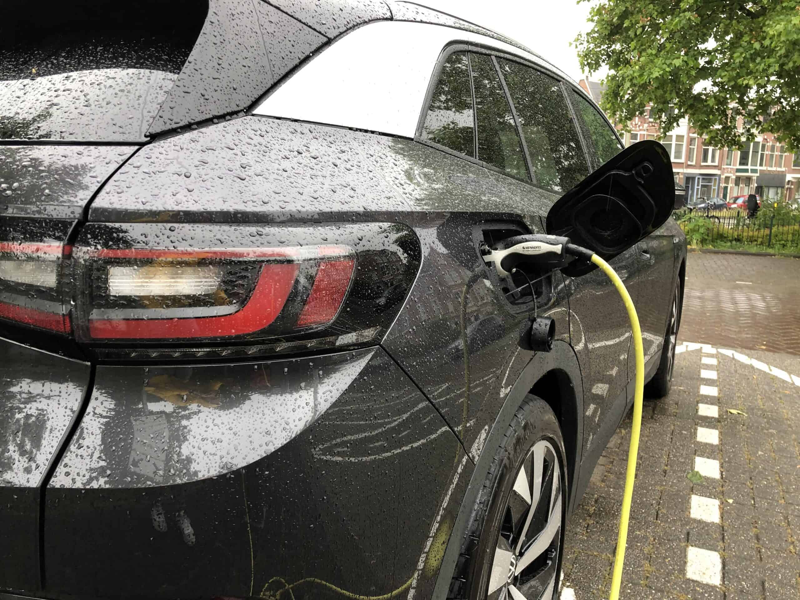 Aufladen eines Elektroautos im Regen - ist das sicher?
